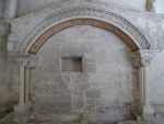Enfeu dans le cloître